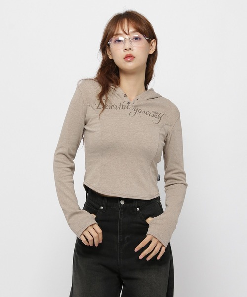 MAGPIEROBIN（マグパイロビン）の「MAGPIE ROBIN／レタリングフードロングスリーブ（Tシャツ/カットソー・レディース・ベージュ/チャコール・FREE）」の2枚目の写真