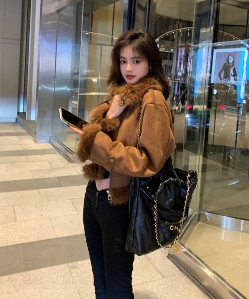 GEMEDA(ジェメダ)の「フェイクファームートンブルゾン(ムートンコート・レディース・カーキ/ブラウン・M)」の15枚目の写真
