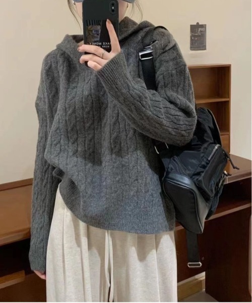 gossip!ロサンゼルス(ゴシップロサンゼルス)の「フード付きケーブル編み ゆったりシンプルカジュアルニット プルオーバー(ニット/セーター・レディース・ブラウン/ブラック/グレー/ベージュ/オフホワイト・FREE)」の4枚目の写真