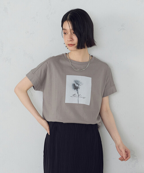 COMME CA ISM(コムサイズム)の「フォトプリントTシャツ(Tシャツ/カットソー・レディース・アイボリー/オリーブ/ブラウン/チャコール・SMALL/MEDIUM/LARGE)」の3枚目の写真