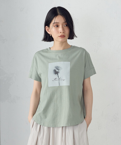 COMME CA ISM(コムサイズム)の「フォトプリントTシャツ(Tシャツ/カットソー・レディース・アイボリー/オリーブ/ブラウン/チャコール・SMALL/MEDIUM/LARGE)」の4枚目の写真