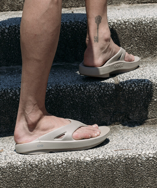 OOFOS(ウーフォス)の「OOFOS/ウーフォス Ooriginal【26.0-28.0cm】/ウーオリジナル / リカバリーサンダル(サンダル・メンズ・ブラック/グレー/オリーブ/サックスブルー/ベージュ/ライトグレー・7/8/9)」の21枚目の写真