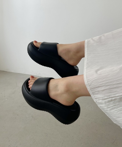 CLEA(クレア)の「EVA厚底ボリュームサンダル(サンダル・レディース・ブラック/ホワイト・24.5cm/23.5cm)」の14枚目の写真