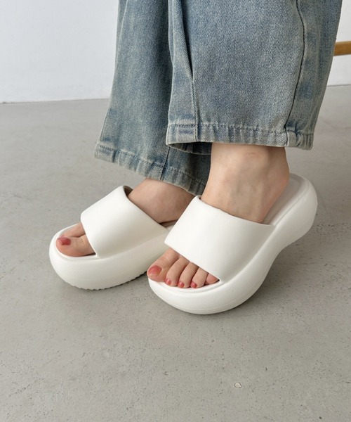CLEA(クレア)の「EVA厚底ボリュームサンダル(サンダル・レディース・ブラック/ホワイト・24.5cm/23.5cm)」の4枚目の写真