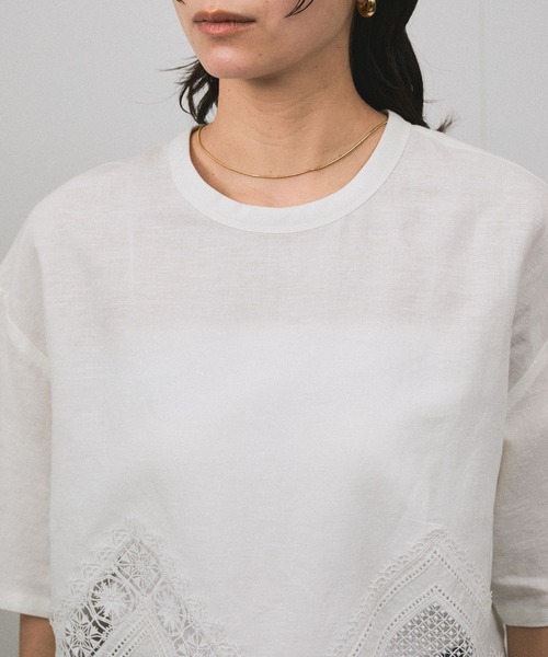 SALON adam et rope'（サロン アダム エ ロペ）の「ヘムクロスレースハーフスリーブプルオーバー（Tシャツ/カットソー・レディース・ブラック/ホワイト・FREE）」の16枚目の写真