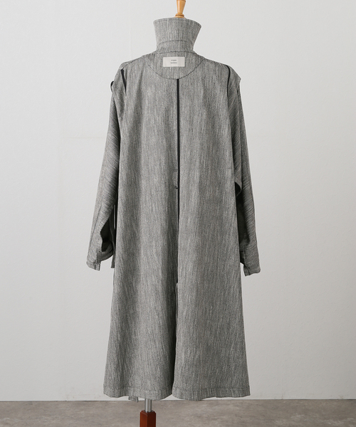 FUMIE TANAKA（フミエタナカ）の「【FUMIE TANAKA(フミエタナカ)】cape trench CO：コート（トレンチコート・レディース・ライトグレー・2）」の5枚目の写真