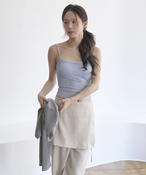 UNE MANSION（ユヌマンション）の「【肩紐調節可能】【カップ付き】レースフラワーパターンキャミソール（キャミソール・レディース・ホワイト/スカイブルー・FREE）」の4枚目の写真