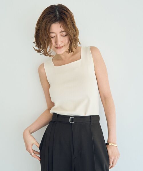 YECCA VECCA（イェッカヴェッカ）の「2wayスクエアノースリーブニット（タンクトップ・レディース・アイボリー/ライトブルー/ダークブラウン/ダークネイビー・FREE）」の2枚目の写真