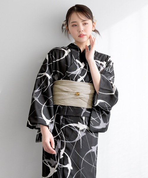 SOUBIEN（ソウビエン）の「【floro by SOUBIEN】浴衣2点セット （浴衣＋兵児帯)（浴衣・レディース・ブルー系/ブラック系/ホワイト系その他/ブラック系3/ネイビー系1/ブラック系1/ブラウン系その他/その他/ブルー系2/グレー系/ブラック系2/パープル系/ネイビー系/ネイビー系2/ブラック系4・FREE）」の3枚目の写真