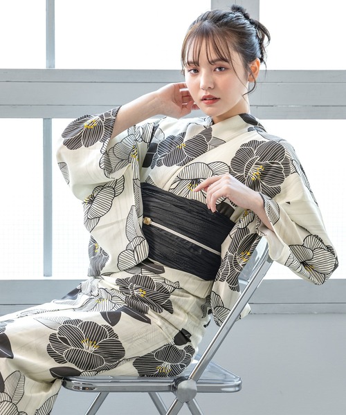 SOUBIEN（ソウビエン）の「【floro by SOUBIEN】浴衣2点セット （浴衣＋兵児帯)（浴衣・レディース・ブルー系/ブラック系/ホワイト系その他/ブラック系3/ネイビー系1/ブラック系1/ブラウン系その他/その他/ブルー系2/グレー系/ブラック系2/パープル系/ネイビー系/ネイビー系2/ブラック系4・FREE）」の4枚目の写真