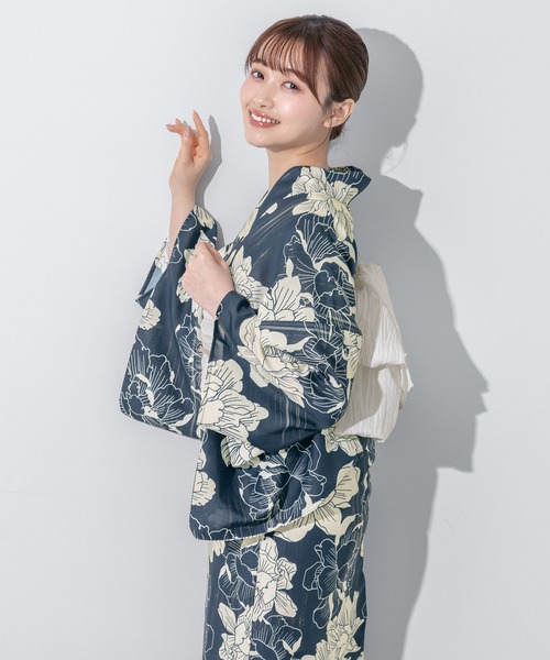 SOUBIEN（ソウビエン）の「【floro by SOUBIEN】浴衣2点セット （浴衣＋兵児帯)（浴衣・レディース・ブルー系/ブラック系/ホワイト系その他/ブラック系3/ネイビー系1/ブラック系1/ブラウン系その他/その他/ブルー系2/グレー系/ブラック系2/パープル系/ネイビー系/ネイビー系2/ブラック系4・FREE）」の10枚目の写真