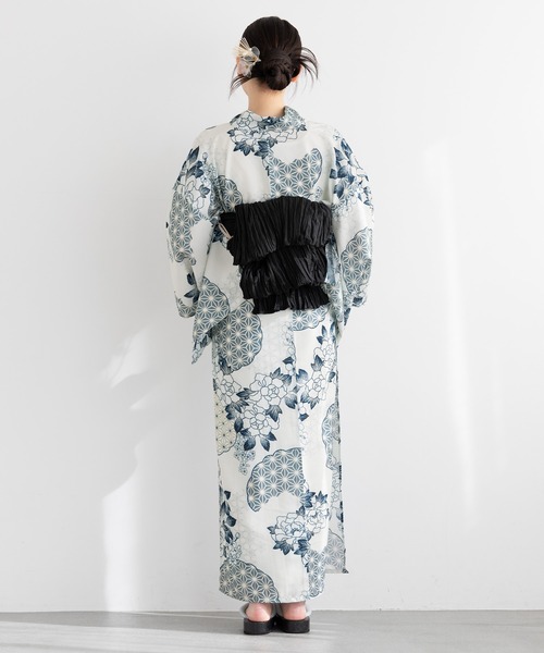 SOUBIEN（ソウビエン）の「【floro by SOUBIEN】浴衣2点セット （浴衣＋兵児帯)（浴衣・レディース・ブルー系/ブラック系/ホワイト系その他/ブラック系3/ネイビー系1/ブラック系1/ブラウン系その他/その他/ブルー系2/グレー系/ブラック系2/パープル系/ネイビー系/ネイビー系2/ブラック系4・FREE）」の18枚目の写真