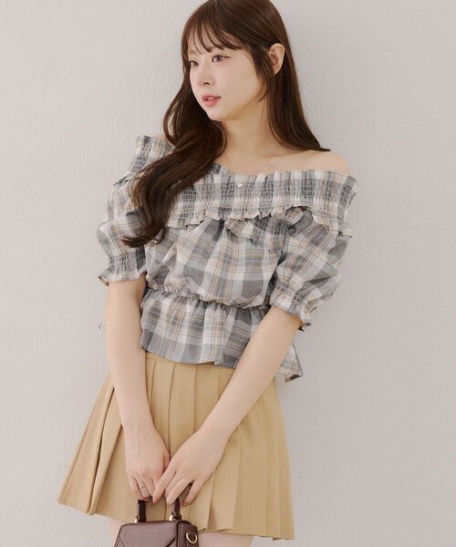Another Branch olive des olive(アナザーブランチオリーブデオリーブ)の「クロスオフショルブラウス(シャツ/ブラウス・レディース・ブラック/レッド/オフホワイト/チェック・FREE)」の1枚目の写真