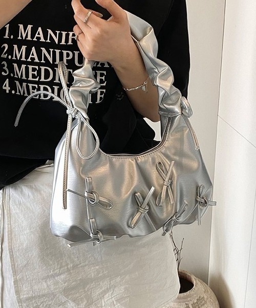 aimoha(アイモハ)の「リボンデコシャーリングハンドルミニバッグ(ショルダーバッグ・レディース・ブラック/オフホワイト/シルバー・FREE)」の3枚目の写真