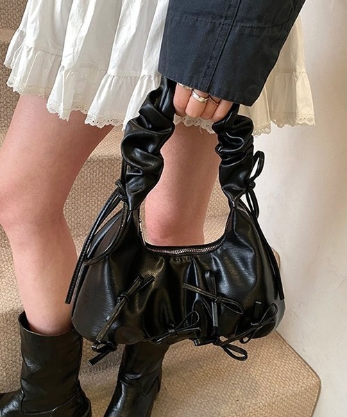 aimoha(アイモハ)の「リボンデコシャーリングハンドルミニバッグ(ショルダーバッグ・レディース・ブラック/オフホワイト/シルバー・FREE)」の1枚目の写真