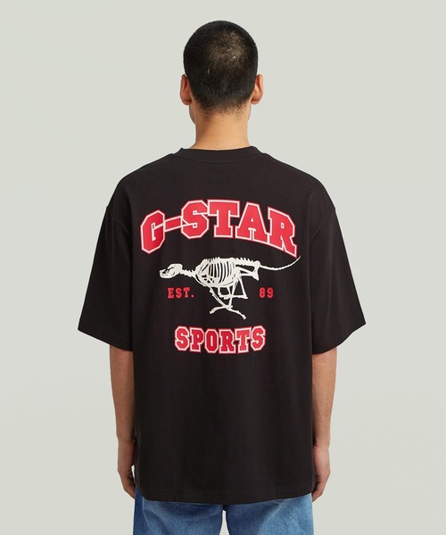 G-STAR（ジースター）の「RUNNING DOG BACK GRAPHIC BOXY T-SHIRT/ロゴバックグラフィックボクシーシルエットオーバーサイズTシャツ（Tシャツ/カットソー・メンズ・ダークブラック/ホワイト・X-SMALL/X-LARGE/LARGE/MEDIUM/SMALL）」の2枚目の写真