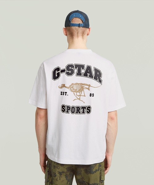 G-STAR（ジースター）の「RUNNING DOG BACK GRAPHIC BOXY T-SHIRT/ロゴバックグラフィックボクシーシルエットオーバーサイズTシャツ（Tシャツ/カットソー・メンズ・ダークブラック/ホワイト・X-SMALL/X-LARGE/LARGE/MEDIUM/SMALL）」の3枚目の写真