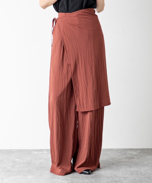 MILLION CARATS（ミリオンカラッツ）の「【旬顔ラップ付きレイヤードデザイン】スカート見えと美脚見えを両立する、大人のきれいめワイドパンツ！歩くたび揺れるラップが女性らしさを引き立て、縦ラインで細見え効果も抜群。涼感素材とゆったりシルエットで快適さも叶え、オンオフ問わず活躍する一本。（その他パンツ・レディース・ブラウン/ベージュ/ブラック・FREE）」の3枚目の写真