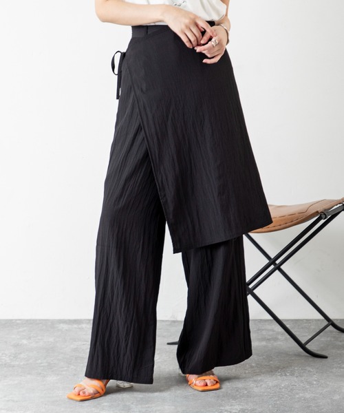 MILLION CARATS（ミリオンカラッツ）の「【旬顔ラップ付きレイヤードデザイン】スカート見えと美脚見えを両立する、大人のきれいめワイドパンツ！歩くたび揺れるラップが女性らしさを引き立て、縦ラインで細見え効果も抜群。涼感素材とゆったりシルエットで快適さも叶え、オンオフ問わず活躍する一本。（その他パンツ・レディース・ブラウン/ベージュ/ブラック・FREE）」の2枚目の写真