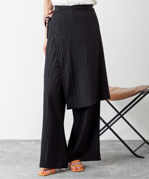 MILLION CARATS（ミリオンカラッツ）の「【旬顔ラップ付きレイヤードデザイン】スカート見えと美脚見えを両立する、大人のきれいめワイドパンツ！歩くたび揺れるラップが女性らしさを引き立て、縦ラインで細見え効果も抜群。涼感素材とゆったりシルエットで快適さも叶え、オンオフ問わず活躍する一本。（その他パンツ・レディース・ブラウン/ベージュ/ブラック・FREE）」の4枚目の写真