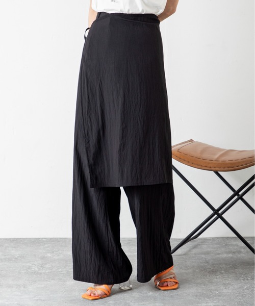 MILLION CARATS（ミリオンカラッツ）の「【旬顔ラップ付きレイヤードデザイン】スカート見えと美脚見えを両立する、大人のきれいめワイドパンツ！歩くたび揺れるラップが女性らしさを引き立て、縦ラインで細見え効果も抜群。涼感素材とゆったりシルエットで快適さも叶え、オンオフ問わず活躍する一本。（その他パンツ・レディース・ブラウン/ベージュ/ブラック・FREE）」の5枚目の写真