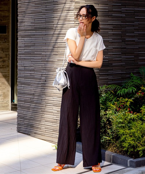 MILLION CARATS（ミリオンカラッツ）の「【旬顔ラップ付きレイヤードデザイン】スカート見えと美脚見えを両立する、大人のきれいめワイドパンツ！歩くたび揺れるラップが女性らしさを引き立て、縦ラインで細見え効果も抜群。涼感素材とゆったりシルエットで快適さも叶え、オンオフ問わず活躍する一本。（その他パンツ・レディース・ブラウン/ベージュ/ブラック・FREE）」の7枚目の写真