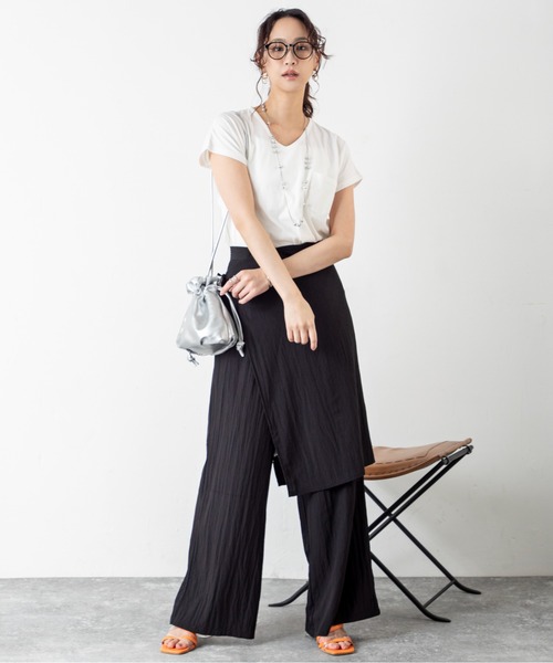 MILLION CARATS（ミリオンカラッツ）の「【旬顔ラップ付きレイヤードデザイン】スカート見えと美脚見えを両立する、大人のきれいめワイドパンツ！歩くたび揺れるラップが女性らしさを引き立て、縦ラインで細見え効果も抜群。涼感素材とゆったりシルエットで快適さも叶え、オンオフ問わず活躍する一本。（その他パンツ・レディース・ブラウン/ベージュ/ブラック・FREE）」の9枚目の写真