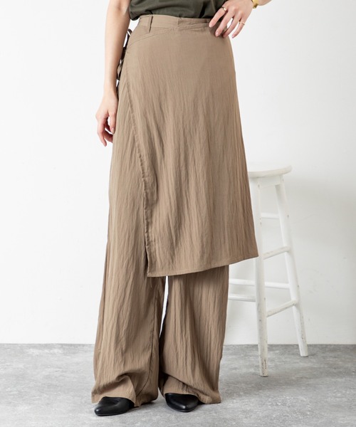 MILLION CARATS（ミリオンカラッツ）の「【旬顔ラップ付きレイヤードデザイン】スカート見えと美脚見えを両立する、大人のきれいめワイドパンツ！歩くたび揺れるラップが女性らしさを引き立て、縦ラインで細見え効果も抜群。涼感素材とゆったりシルエットで快適さも叶え、オンオフ問わず活躍する一本。（その他パンツ・レディース・ブラウン/ベージュ/ブラック・FREE）」の10枚目の写真