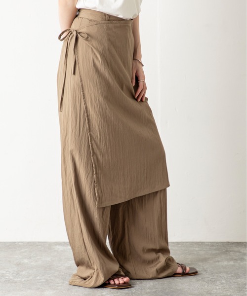 MILLION CARATS（ミリオンカラッツ）の「【旬顔ラップ付きレイヤードデザイン】スカート見えと美脚見えを両立する、大人のきれいめワイドパンツ！歩くたび揺れるラップが女性らしさを引き立て、縦ラインで細見え効果も抜群。涼感素材とゆったりシルエットで快適さも叶え、オンオフ問わず活躍する一本。（その他パンツ・レディース・ブラウン/ベージュ/ブラック・FREE）」の11枚目の写真