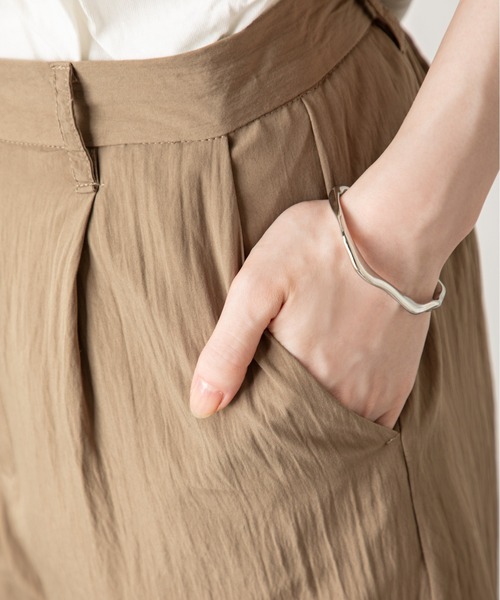 MILLION CARATS（ミリオンカラッツ）の「【旬顔ラップ付きレイヤードデザイン】スカート見えと美脚見えを両立する、大人のきれいめワイドパンツ！歩くたび揺れるラップが女性らしさを引き立て、縦ラインで細見え効果も抜群。涼感素材とゆったりシルエットで快適さも叶え、オンオフ問わず活躍する一本。（その他パンツ・レディース・ブラウン/ベージュ/ブラック・FREE）」の14枚目の写真