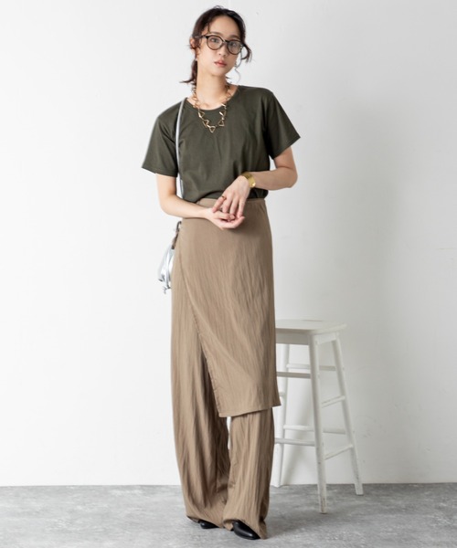 MILLION CARATS（ミリオンカラッツ）の「【旬顔ラップ付きレイヤードデザイン】スカート見えと美脚見えを両立する、大人のきれいめワイドパンツ！歩くたび揺れるラップが女性らしさを引き立て、縦ラインで細見え効果も抜群。涼感素材とゆったりシルエットで快適さも叶え、オンオフ問わず活躍する一本。（その他パンツ・レディース・ブラウン/ベージュ/ブラック・FREE）」の17枚目の写真