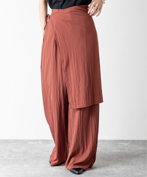 MILLION CARATS（ミリオンカラッツ）の「【旬顔ラップ付きレイヤードデザイン】スカート見えと美脚見えを両立する、大人のきれいめワイドパンツ！歩くたび揺れるラップが女性らしさを引き立て、縦ラインで細見え効果も抜群。涼感素材とゆったりシルエットで快適さも叶え、オンオフ問わず活躍する一本。（その他パンツ・レディース・ブラウン/ベージュ/ブラック・FREE）」の20枚目の写真