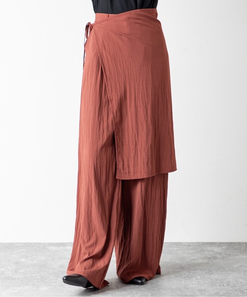 MILLION CARATS（ミリオンカラッツ）の「【旬顔ラップ付きレイヤードデザイン】スカート見えと美脚見えを両立する、大人のきれいめワイドパンツ！歩くたび揺れるラップが女性らしさを引き立て、縦ラインで細見え効果も抜群。涼感素材とゆったりシルエットで快適さも叶え、オンオフ問わず活躍する一本。（その他パンツ・レディース・ブラウン/ベージュ/ブラック・FREE）」の21枚目の写真