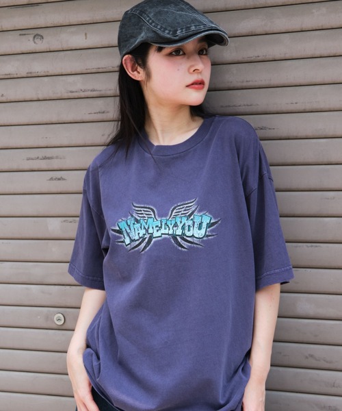 WEGO(ウィゴー)の「WEGO/コンパクトフィットピグメントグラフィックT(Tシャツ/カットソー・メンズ・スミクロ/パープル/オフホワイト/レッド・MEDIUM/LARGE)」の1枚目の写真