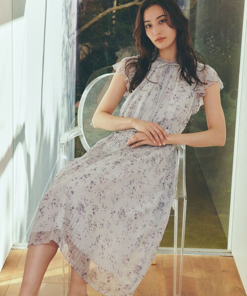 TO BE CHIC(トゥー ビー シック)の「フラワーリボンプリント ギャザードレス(ワンピース・レディース・ブルー/グレー系その他・40)」の2枚目の写真
