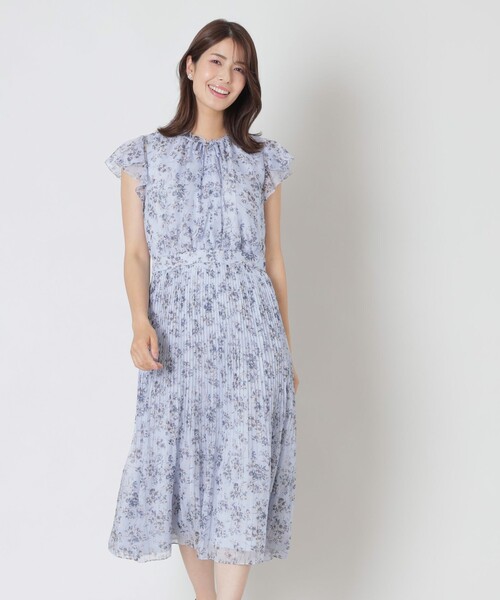 TO BE CHIC(トゥー ビー シック)の「フラワーリボンプリント ギャザードレス(ワンピース・レディース・ブルー/グレー系その他・40)」の1枚目の写真