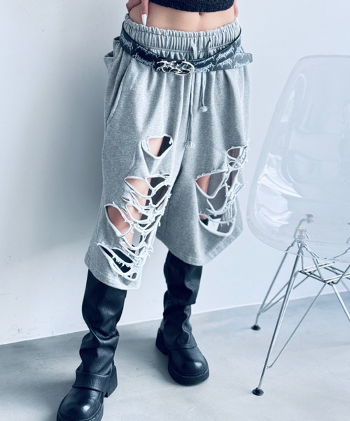 Y2K SYNAPSE FACTORY（ワイツーケー シナプスファクトリー）の「【Crush cut】ハーフパンツ（スウェットパンツ・レディース・ブラック/グレー・FREE）」の2枚目の写真