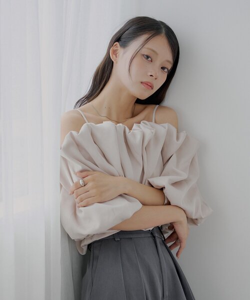 Chico（チコ）の「【SALON by Chico】ギャザーバルーンオフショルブラウス（シャツ/ブラウス・レディース・ブラック/ピンク/ブラウン/ホワイト・FREE）」の19枚目の写真
