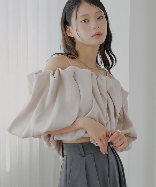Chico（チコ）の「【SALON by Chico】ギャザーバルーンオフショルブラウス（シャツ/ブラウス・レディース・ブラック/ピンク/ブラウン/ホワイト・FREE）」の5枚目の写真