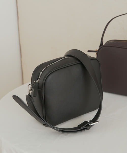 URBAN RESEARCH DOORS(アーバンリサーチドアーズ)の「2WAYスクエアショルダーバッグ(ショルダーバッグ・レディース・レッド系その他/ブラック・ONE)」の1枚目の写真