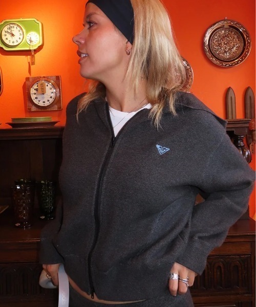 ROXY(ロキシー)の「HEART WAVE KNIT HOO /ロキシーロゴワンポイントジップアップニットフーディー・パーカー (SET UP・セットアップ対応可能・空港コーデ)(ニット/セーター・レディース・チャコールグレー/ブラウン/グレー・MEDIUM/LARGE)」の1枚目の写真