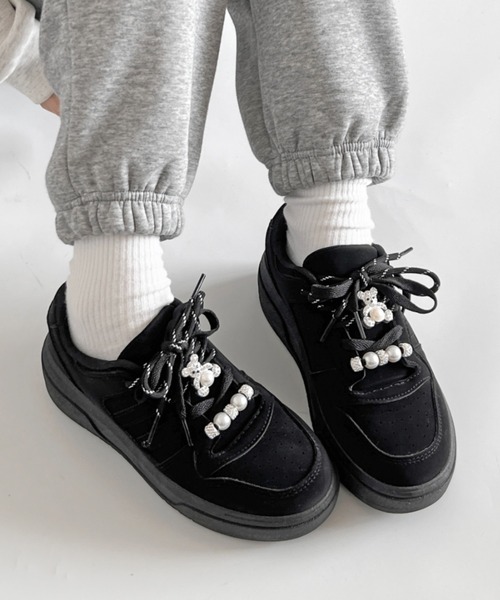 Shoes in Closet(シューズインクローゼット)の「厚底 パールチャーム付 ダブルシューレース コート スニーカー 5434(スニーカー・レディース・ブラック系その他6/イエロー系その他6・M/S/LL/L)」の2枚目の写真