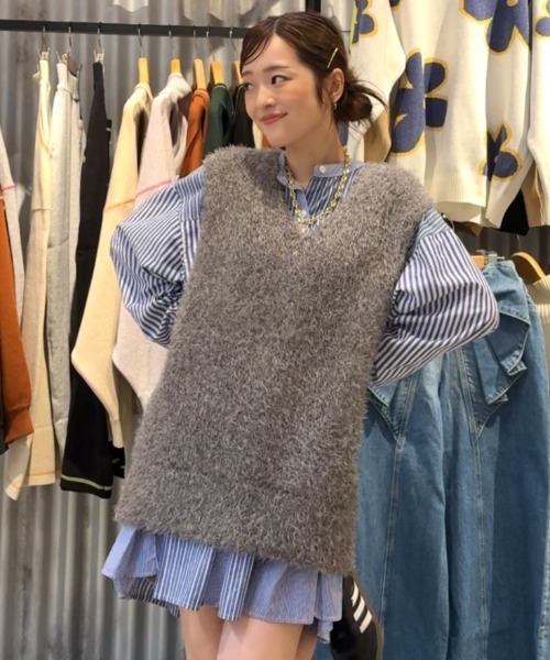 RODEO CROWNS WIDE BOWL(ロデオクラウンズワイドボウル)の「シャギーニットベスト(ベスト・レディース・グレー/アイボリー/ブラウン系その他・FREE)」の2枚目の写真