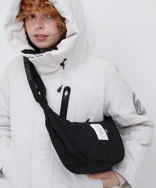 AVIREX(アヴィレックス)の「《WEB限定》MINI BONDING SHOULDER BAG/ミニボンディングショルダーバッグ(ショルダーバッグ・レディース・ブラック・F)」の8枚目の写真