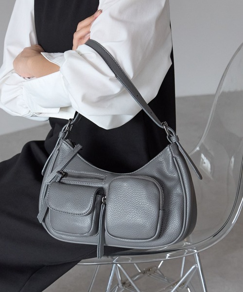 GUSCIO(グッシオ)の「【グッシオベーシック】アウトポケットショルダーバッグ(ショルダーバッグ・レディース・ブラック/グレー/シルバー/レッド/モカ・FREE)」の2枚目の写真