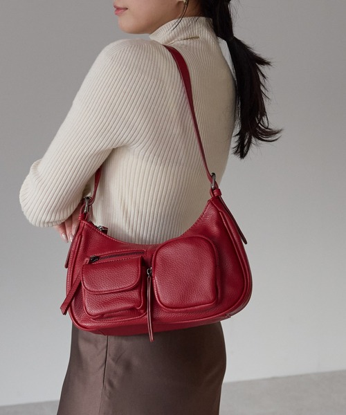 GUSCIO(グッシオ)の「【グッシオベーシック】アウトポケットショルダーバッグ(ショルダーバッグ・レディース・ブラック/グレー/シルバー/レッド/モカ・FREE)」の4枚目の写真