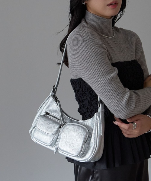 GUSCIO(グッシオ)の「【グッシオベーシック】アウトポケットショルダーバッグ(ショルダーバッグ・レディース・ブラック/グレー/シルバー/レッド/モカ・FREE)」の5枚目の写真