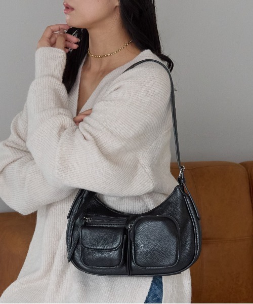 GUSCIO(グッシオ)の「【グッシオベーシック】アウトポケットショルダーバッグ(ショルダーバッグ・レディース・ブラック/グレー/シルバー/レッド/モカ・FREE)」の1枚目の写真