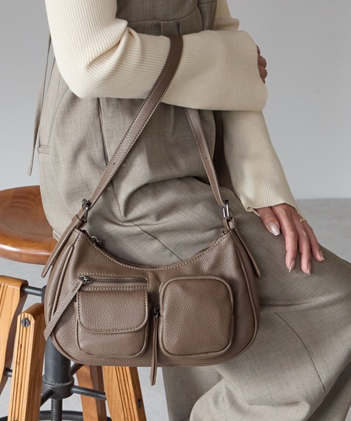 GUSCIO(グッシオ)の「【グッシオベーシック】アウトポケットショルダーバッグ(ショルダーバッグ・レディース・ブラック/グレー/シルバー/レッド/モカ・FREE)」の3枚目の写真