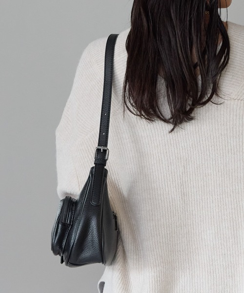GUSCIO(グッシオ)の「【グッシオベーシック】アウトポケットショルダーバッグ(ショルダーバッグ・レディース・ブラック/グレー/シルバー/レッド/モカ・FREE)」の16枚目の写真